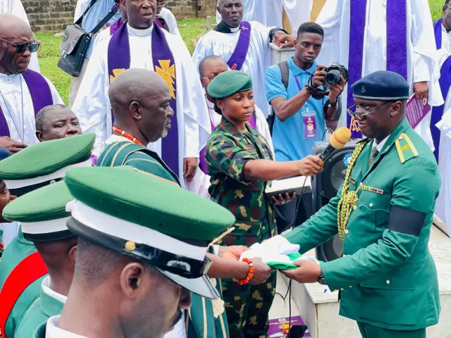 Asoju ileeṣẹ ologun n gbe asia Naijiria pada fun ẹbi Olubadan