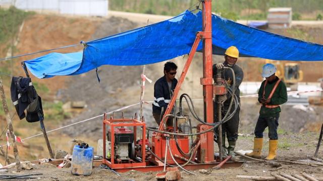 Men drilling on a building site in Nusantara