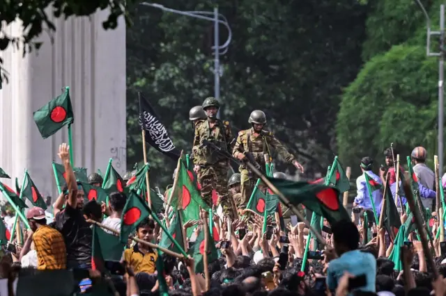 Militares cercados por manifestantesapostas loteria onlineDhaka