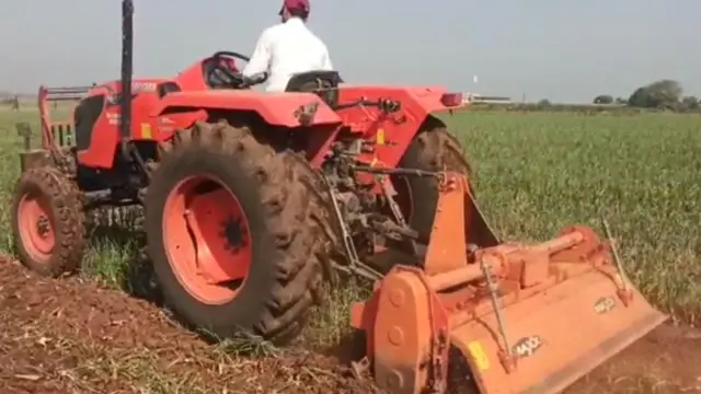 রাজেন্দ্র বোঢ়গুঢ়ে পেঁয়াজের ক্ষেতে ট্র্যাক্টর চালিয়ে ফসল নষ্ট করে দিচ্ছেন