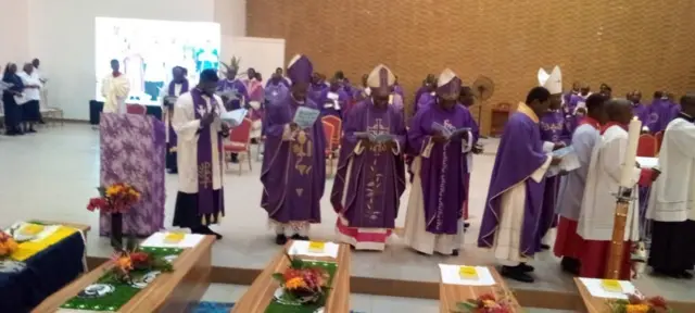 Owo church attack victims mass burial: Fotos, updates