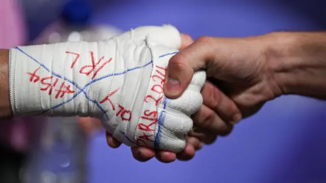 ਆਇਰਲੈਂਡ ਦੇ ਖਿਡਾਰੀ ਦਾ ਹੱਥ 