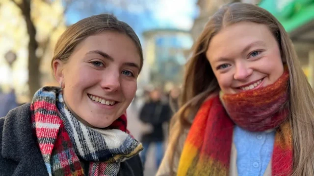 Ellie Whelan (trái) và Megan Grimley nói mình không nhớ gì về giáo dục giới tính ở trường