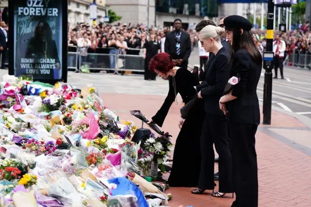 La familia Osbourne deja un arreglo floral en las calles de Birmingham