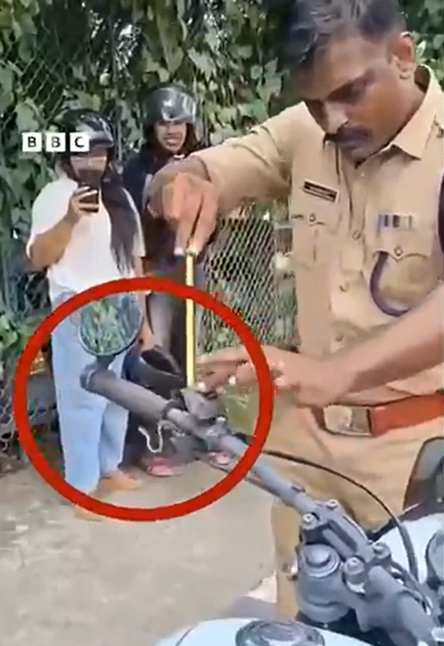 బైక్ హ్యాండిల్‌ బార్‌లో దాక్కున్న ఓ చిన్న పామును బయటకు తీసిన దృశ్యాలివి. 

