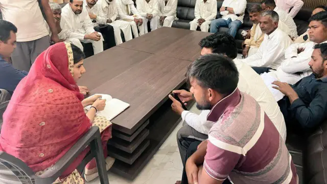 अपने राजनीतिक कार्यालय में समर्थकों से घिरी इक़रा हसन की कुछ दिन पुरानी तस्वीर