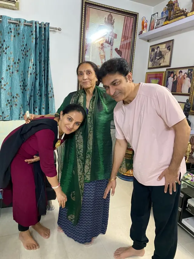 મોના થીબા સાસુ અને પતિ સાથે