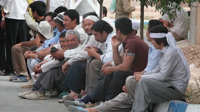 جویندگان کار صبح زود در ۱۵ اوت ۲۰۱۲ در آران، ایران منتظر کار هستند
