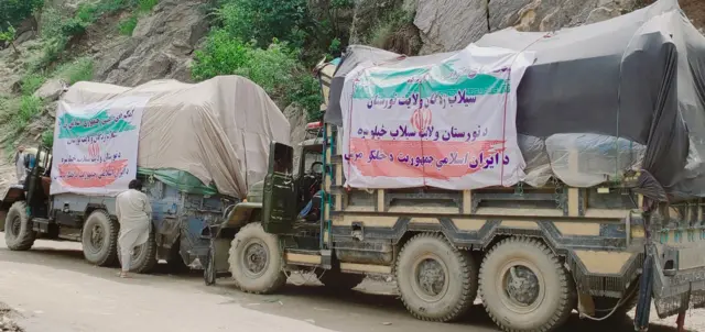 دو لاری حامل کمک‌های بشردوستانه ایران به سیلاب‌زدگان نورستان