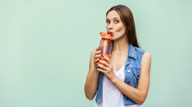 ஒரு நாளைக்கு எவ்வளவு தண்ணீர் அருந்த வேண்டும்? அதிகமாக தண்ணீர் அருந்துவது பிரச்னையா?