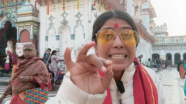 जानकी सेना की एक महिला नेता जनकपुर के जानकी मंदिर के बाहर
