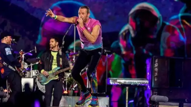 "Ama wana uhusiano wa kimapenzi, au wana aibu sana." 