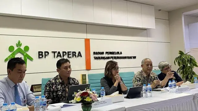 Komisioner BP Tapera Heru Pudyo Nugroho (kedua kiri) dalam jumpa pers di Jakarta.