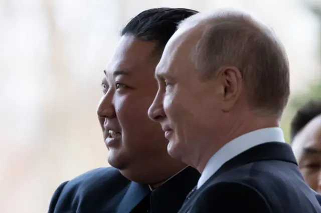 صورة أرشيفية تظهر الرئيسين الروسي، فلاديمير بوتين والكوري الشمالي كيم جونغ أون يقفان بحوار بعضهما البعض.