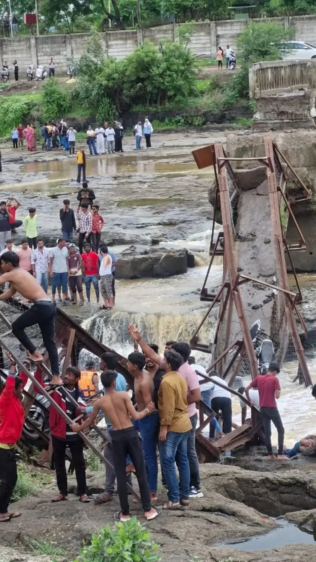 इंद्रायणी नदीवरील कोसळलेला पूल