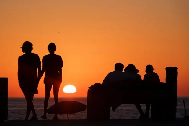 Günbatımı izleyen silüetler. 