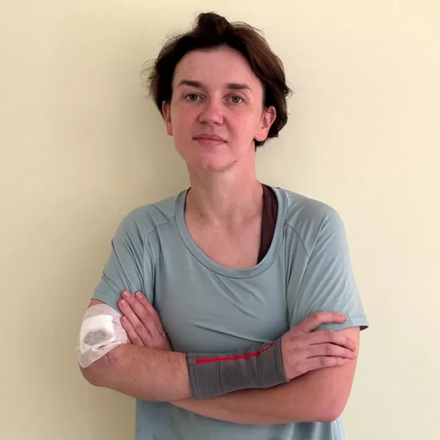 Andriana berfoto di pusat rehabilitasi di Ukraina, tempat dia berlatih untuk kembali ke garda depan