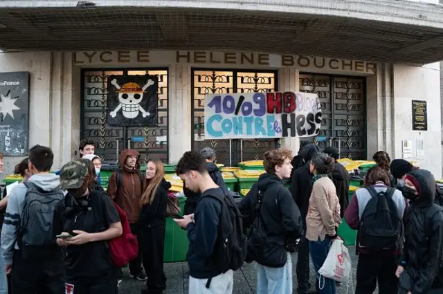 Di Paris, Prancis, pada 10 September 2025, beberapa ratus siswa dan pengunjuk rasa memblokir sekolah menengah Helene Boucher. 