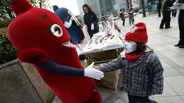 Seorang warga Korea Selatan yang mengenakan kostum kondom menyebarkan kesadaran pada kampanye kesadaran AIDS pada tanggal 1 Desember 2009, di Seoul, Korea Selatan.