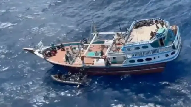 Ciidamada badda Hindiya oo adeegsanaya dooni yar oo dheereeya ayaa gacanta ku soo dhigay dooni kalluumeysi oo ay burcadbadeeddu ka afduubteen badweynta Hindiya