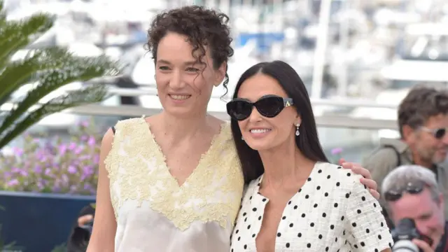 Coralie Fargeat y Demi Moore en el Festival de Cine de Cannes 2024