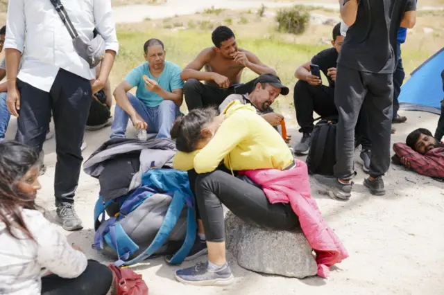 अमेरिकेच्या सीमेबाहेर थांबलेले स्थलांतरित