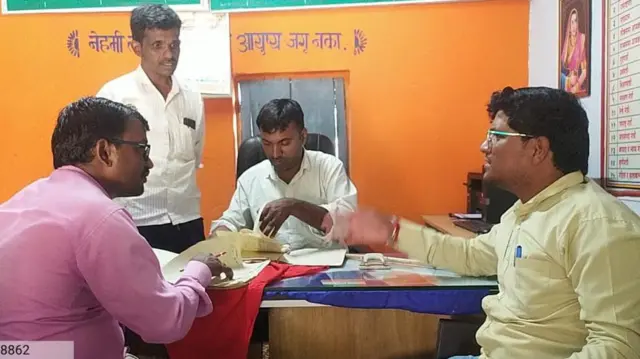 निजामकालीन नोंदी शोधण्याचं काम महसूल विभाग करत आहे.