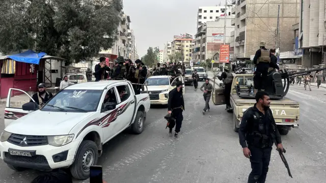 أعداد كبيرة من عناصر الأمن السورية تنتشر في حي جرمانا قرب دمشق