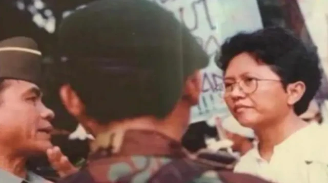 Ita Fatia Nadia ketika memimpin demo pada menuntut pertanggungjawaban Wiranto, yang kala itu menjabat sebagai Panglima ABRI
