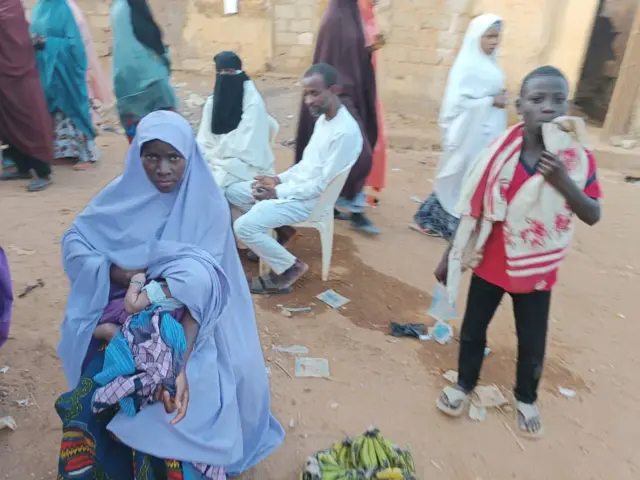 Ìyá ọmọ ìkókó yìí gbé ọmọ rẹ̀ wá sí ibùdó ìdìbò láti wá dìbò yan ẹni tí wọ́n tó fẹ́ láti tukọ̀ Nàìjíríà fún ọdún mẹ́rin mìíràn.