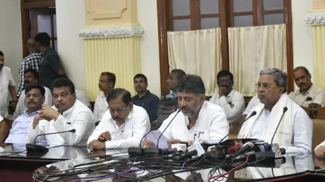 प्रेस कॉन्फ्रेंस में मुख्यमंत्री और उपमुख्यमंत्री