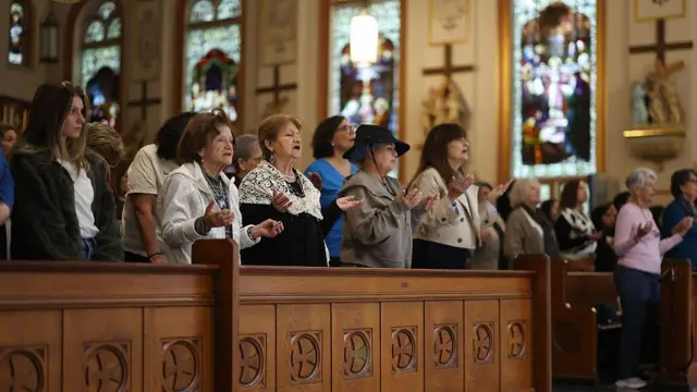 صلاة في كنيسة يسوع الكاثوليكية في ولاية فلوريدا الأمريكية