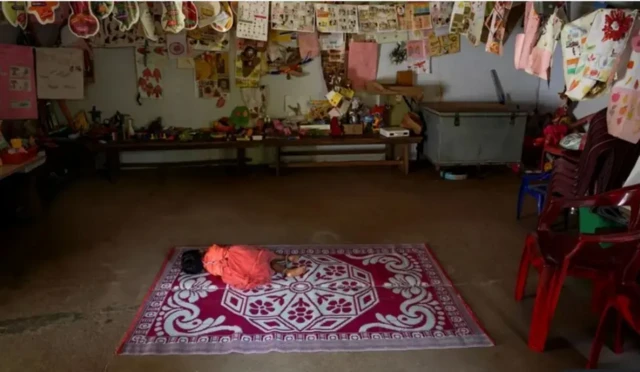 یک دختربچه وسط اتاق دراز کشیده