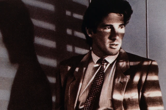 Річард Гір костюмі Armani з краваткою у фільмі "Американський жиголо"