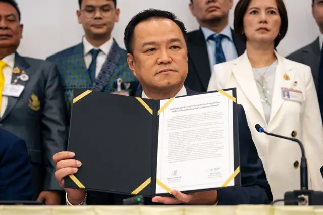 อนุทิน ชาญวีรกูล ตอบรับเงื่อนไข 5 ข้อใน MOA ที่เสนอโดยพรรคประชาชน ก่อนลงนามในเอกสารดังกล่าวในระหว่างแถลงประกาศจัดตั้งรัฐบาลเสียงข้างน้อย 146 เสียง เมื่อ 3 ก.ย.