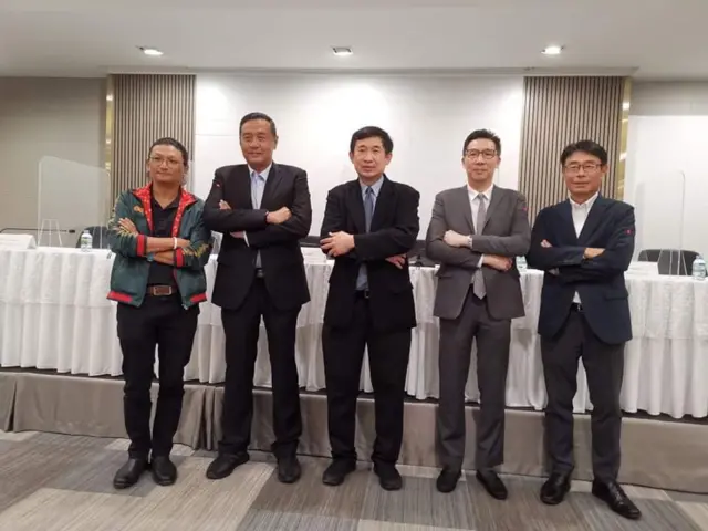 5 ผู้บริหารบริษัทผู้ผลิตบะหมี่กึ่งสำเร็จรูปร่วมกันแถลงการณ์เพื่อขอให้รัฐบาลอนุมัติการปรับเพิ่มราคาขายบะหมี่กึ่งสำเร็จรูปจากซองละ 6 บาท เป็น 8 บาท