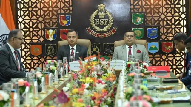  বিএসএফ-এর মহাপরিচালক প্রবীণ কুমার (বাঁয়ে) এবং বিজিবি-র মহাপরিচালক মেজর জেনারেল মোহাম্মদ আশরাফুজ্জামান সিদ্দিকী (ডানদিকে)