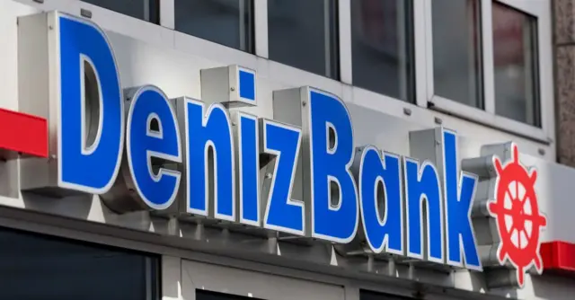 Erzan'dan Denizbank'ta şube müdürü olarak çalışıyordu.