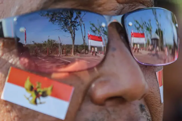 Seorang peserta mengikuti upacara di objek wisata Goa Kreo, Gunung Pati, Semarang, Jawa Tengah, Sabtu (17/8/2024). 