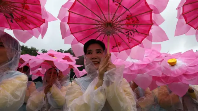 در این جشنواره بودایی‌ها در سراسر کره جنوبی برای گرامیداشت تولد بودا با فانوس‌های رنگارنگ رژه می روند