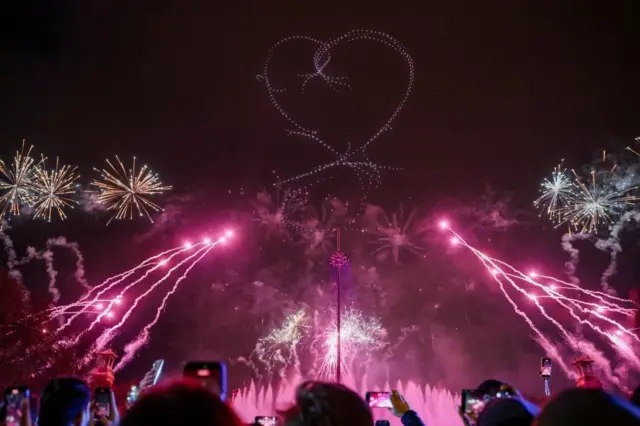 Fuegos artificiales y drones en las celebraciones de año nuevo en Barcelona