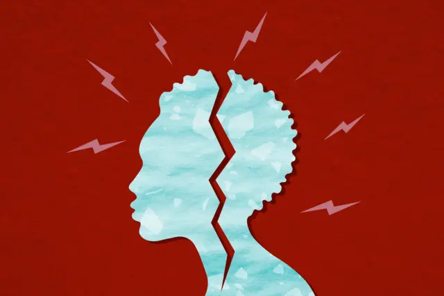 صواعق تُمزّق السماء فوق امرأة منقسمة إلى نصفين، في تجسيد بصري لاضطراب الصحة النفسية والانقسام الداخلي.