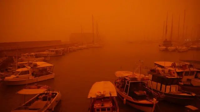 Вид на городской порт в дымке, вызванной песчаной пылью из Сахары Крит, 1 апреля 2026 года