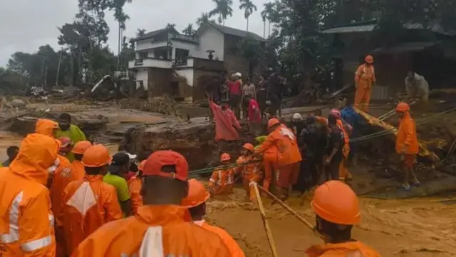 வயநாட்டில் மீட்புப் பணிகளை மேற்கொண்டு வரும் குழுவினர்