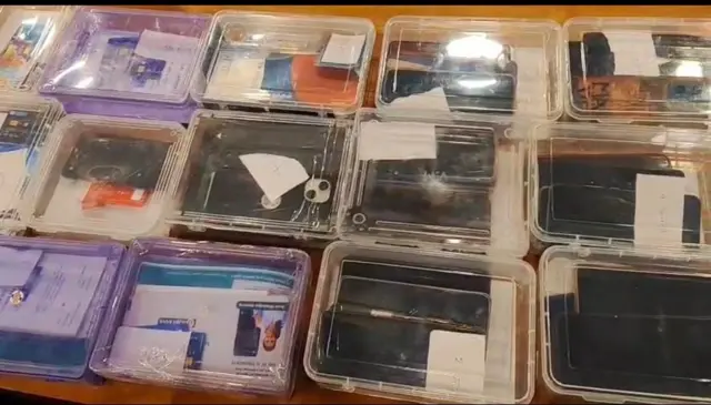 ठगों से बरामद सामान