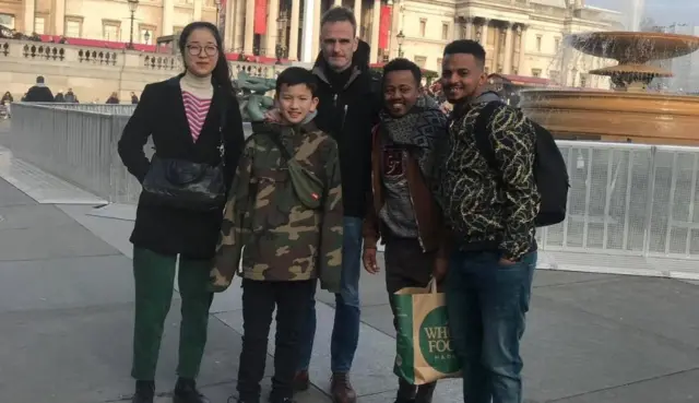 ዳኒኤል ኣብ ቤልጅየም ኣብ ዝነበረሉ እዋን፡ እቶም ንዕኡን ንብጾቱን ስደተኛታት ገዝኦም ዝኸፈቱሉ ስድራቤት ኣብ ለንደን ክበጽሕዎ መፂኦም።