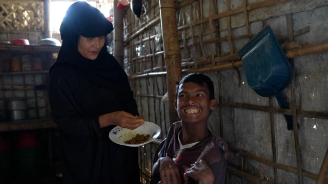 फ़ातीमा अख़्तर अपने बच्चे के साथ