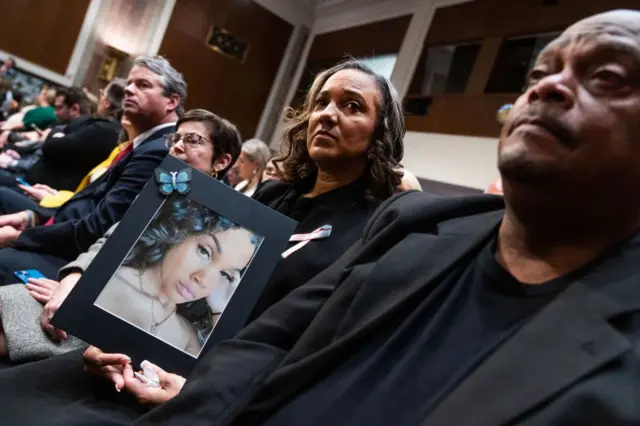 সামাজিক যোগাযোগ মাধ্যমের কন্টেন্ট দ্বারা প্রভাবিত হয়ে অনেক কিশোর-কিশোরীরা আত্মহত্যা করছে বলে দাবী অভিভাবকদের।