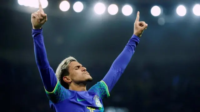 پدرو در پیراهن آبی جدید برزیل، پس از گلزنی مقابل تونس در بازی دوستانه اخیر