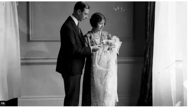 Baba ati iya Ọbabinrin Elizabeth gbe lọwọ